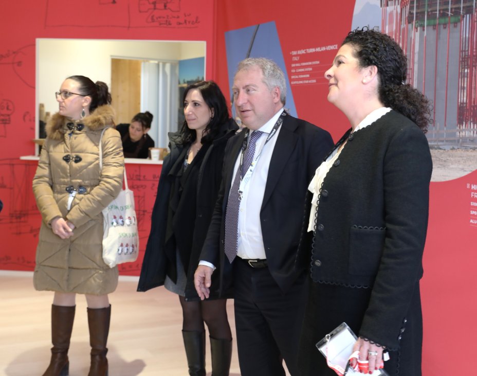 A Bauma 2025, en visitant le stand de Faresin Formwork, le Consul général d'Italie à Munich et la direction générale de Messe München