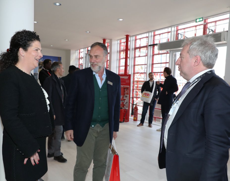 A Bauma 2025, en visitant le stand de Faresin Formwork, le Consul général d'Italie à Munich et la direction générale de Messe München