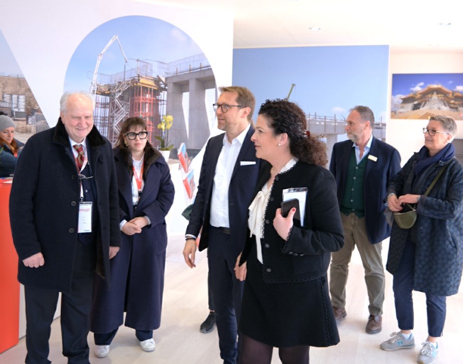 A Bauma 2025, en visitant le stand de Faresin Formwork, le Consul général d'Italie à Munich et la direction générale de Messe München