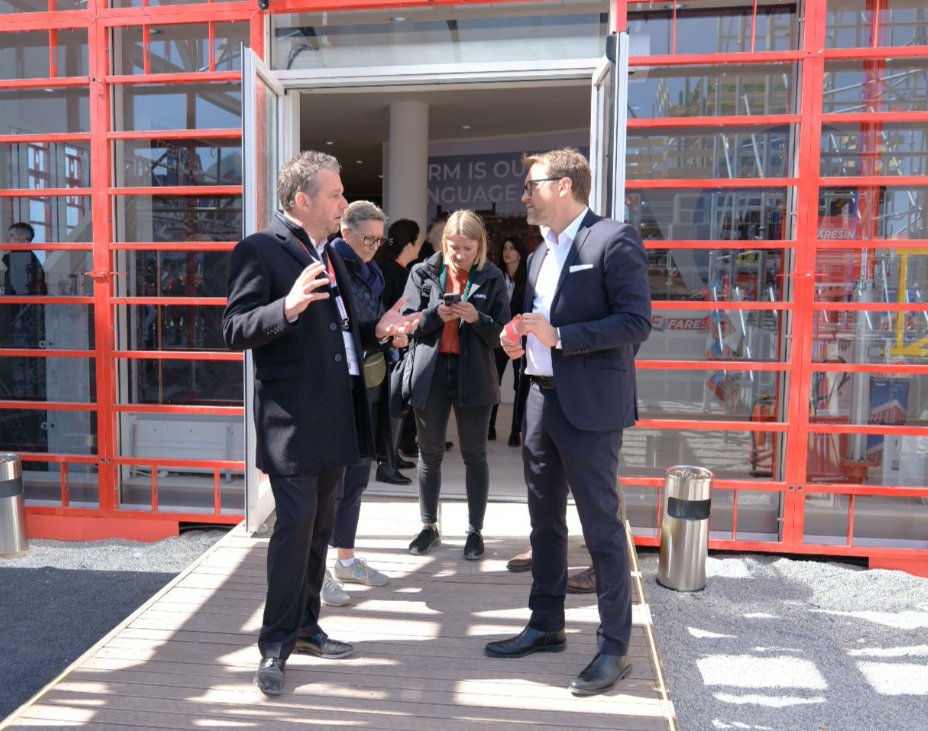 A Bauma 2025, en visitant le stand de Faresin Formwork, le Consul général d'Italie à Munich et la direction générale de Messe München
