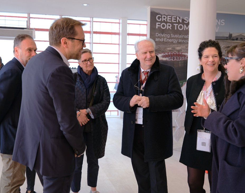 A Bauma 2025, en visitant le stand de Faresin Formwork, le Consul général d'Italie à Munich et la direction générale de Messe München